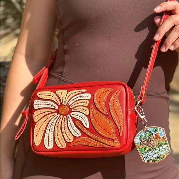 Portland Leather limited edition Red Wildflower Crossbody Bag - Picture 3 of 3
